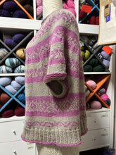 Carica l'immagine nel visualizzatore di Gallery, TOFFEE Poncho - Gilet Oversize a maglia | Pattern PDF