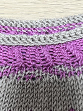 Carica l'immagine nel visualizzatore di Gallery, TOFFEE Poncho - Gilet Oversize a maglia | Pattern PDF