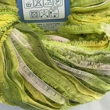 Carica l'immagine nel visualizzatore di Gallery, particolare del filato bordo ad anello