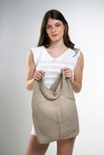 Carica l'immagine nel visualizzatore di Gallery, https://handknits.manifatturasesia.it/modello/albachiara/