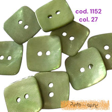 Carica l'immagine nel visualizzatore di Gallery, Bottoni Poliestere quadrati - cod 1152
