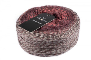 Composizione: 100% lana merino medium Patagonia, wool - Gomitolo: e g 100 - mt 250 yds 273 - Ferri consigliati: 3 / 3,5 mm  istruzioni per la cura: lavaggio a mano