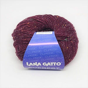 Composizione: 95% lana merino 5% viscosa - Gomitolo: e g 50 - mt 100 yds 109 - Ferri consigliati: 5 mm