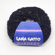 Carica l&#39;immagine nel visualizzatore di Gallery, Composizione: 95% lana merino 5% viscosa - Gomitolo: e g 50 - mt 100 yds 109 - Ferri consigliati: 5 mm
