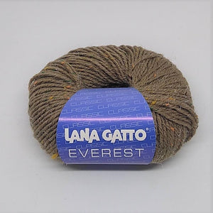 Composizione: 95% lana merino 5% viscosa - Gomitolo: e g 50 - mt 100 yds 109 - Ferri consigliati: 5 mm