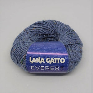 Composizione: 95% lana merino 5% viscosa - Gomitolo: e g 50 - mt 100 yds 109 - Ferri consigliati: 5 mm