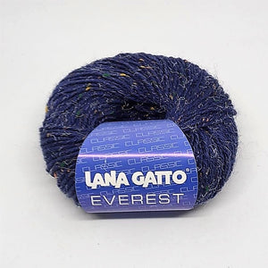 Composizione: 95% lana merino 5% viscosa - Gomitolo: e g 50 - mt 100 yds 109 - Ferri consigliati: 5 mm